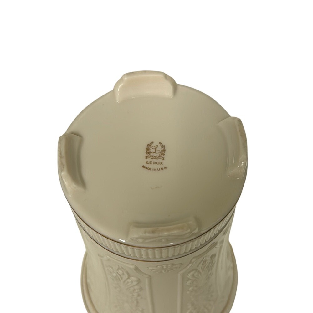 Lenox Gold Trim Creamy white vase - Picture 3 of 3